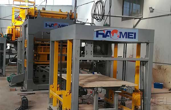 Automatic Construction Machinery for Lightweight Concrete Brick Making